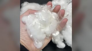 Kationische Faser, 1,56 D x 51 mm, hohe Farbechtheit, weicher, heller Glanz für das Spinnen und Mischen von Textilien