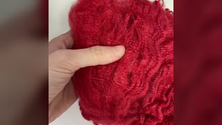 2D leuchtend rote Seidenprotein-Stapelfaser, spinngefärbte Hautpflegefaser für luxuriöses Strickgarn