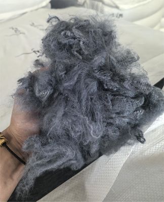 Ein guter Preis. Recyceltes Polyester Stapelfaser 2.5D 51mm Dunkelgrau Niedrigfeuchtabsorption Online
