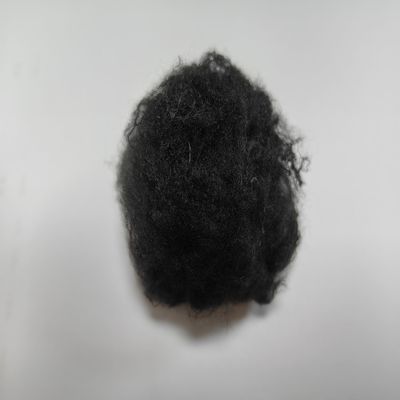 Ein guter Preis. Feuchtigkeitsableitende recycelte Polyester-Stapelfaser 1.4D 38mm Schwarz mit besserer Kräuselung Online