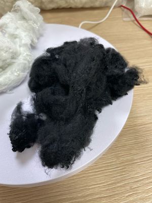 Ein guter Preis. Polyester-Strapelfasern 0,7D × 32mm, synthetische Textilfasern für eine hohe Schrumpfbeständigkeit in der Textilindustrie Online
