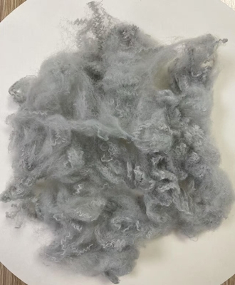 Ein guter Preis. Recycelte Polyester-Stapelfasern 2,5D 51mm Farbschöner Niedriger Crimp Online
