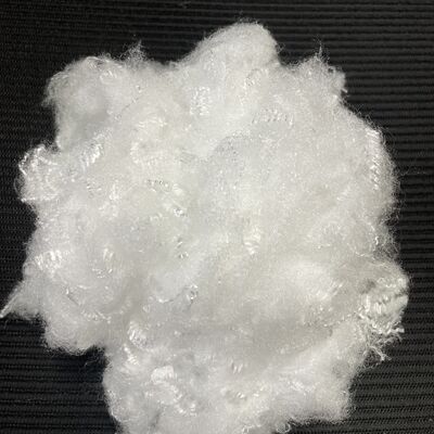 Qualität 1,67D × 38 mm Premium dreieckige Stapelfaser mit ausgezeichnetem Glanz für Garn & Stoff usine